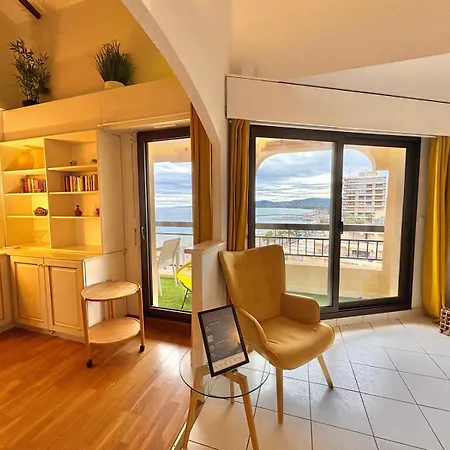 Vue Et Front De Avec Terrasse Frejus